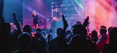 一群球迷在酒吧内热烈讨论体育赛事的欢乐场景