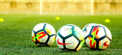 现代化体育场馆内部全景，观众席与赛场一览无余