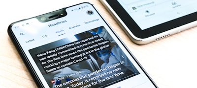 新闻记者在体育赛事现场进行采访和报道的工作场景